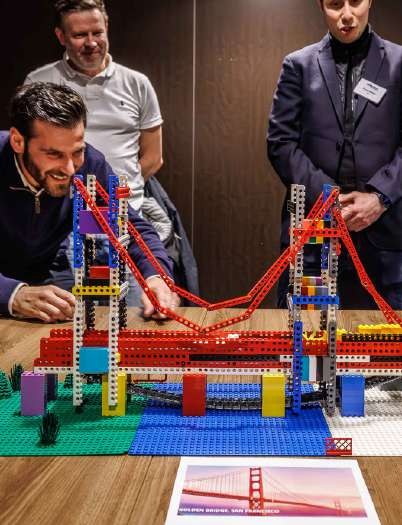 Des participants testent leur construction LEGO® Technic® motorisée