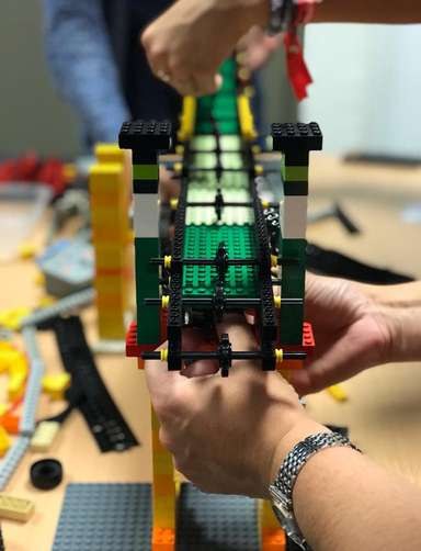 Un pont en briques LEGO® construit pendant un atelier team building